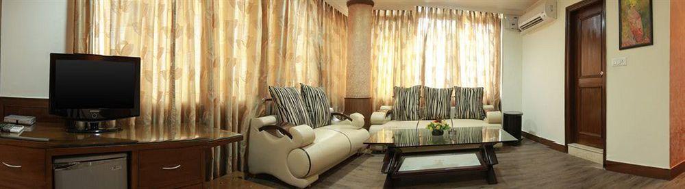 Hotel Chirag Residency Nueva Delhi Exterior foto