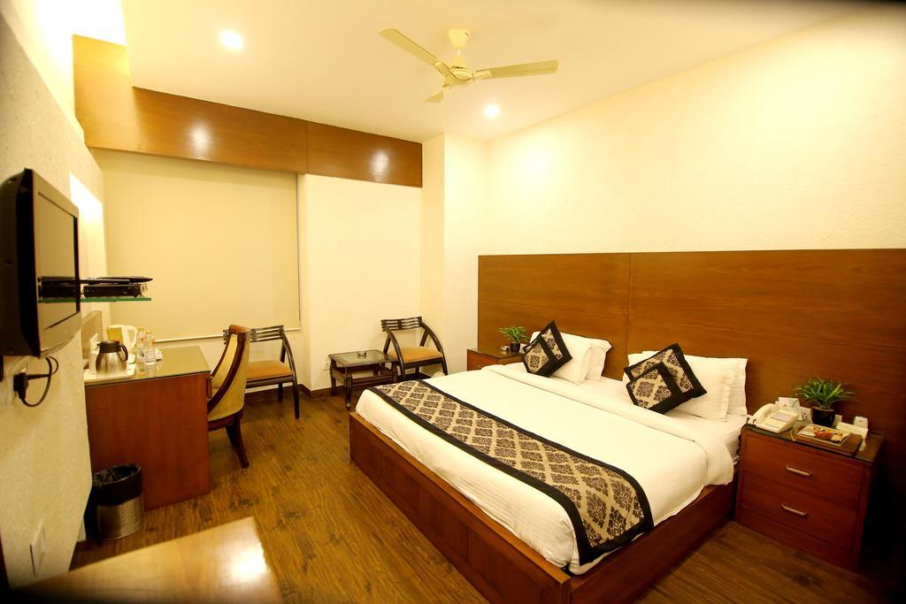 Hotel Chirag Residency Nueva Delhi Exterior foto