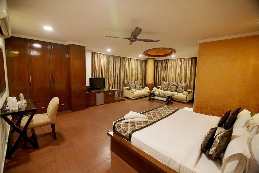 Hotel Chirag Residency Nueva Delhi Exterior foto