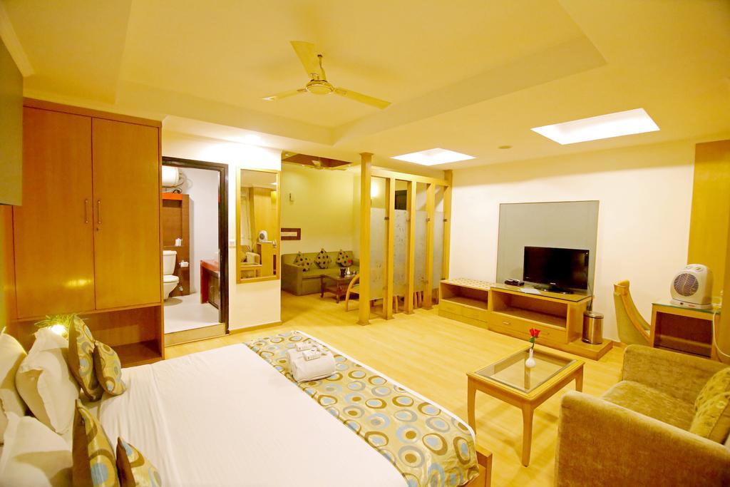 Hotel Chirag Residency Nueva Delhi Exterior foto