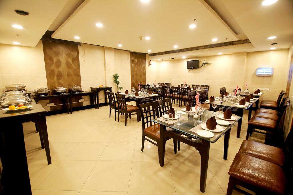Hotel Chirag Residency Nueva Delhi Exterior foto