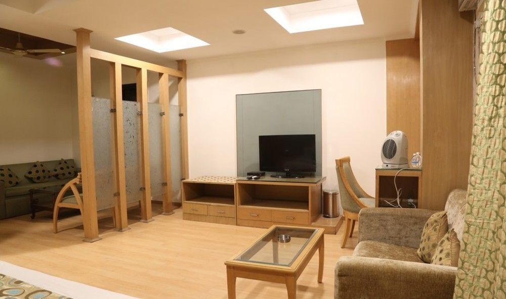 Hotel Chirag Residency Nueva Delhi Exterior foto