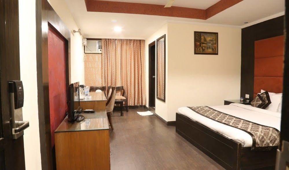 Hotel Chirag Residency Nueva Delhi Exterior foto