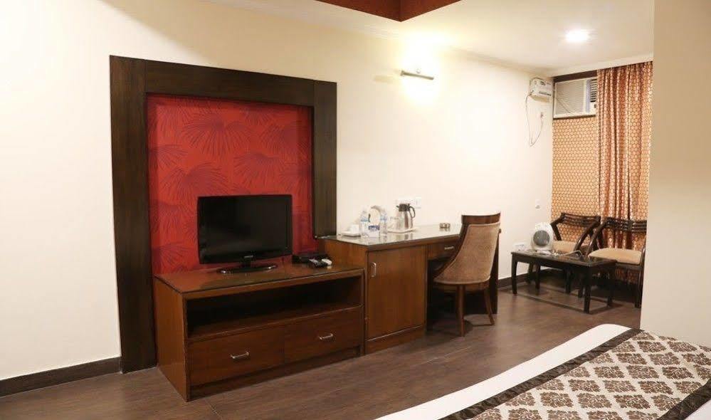 Hotel Chirag Residency Nueva Delhi Exterior foto
