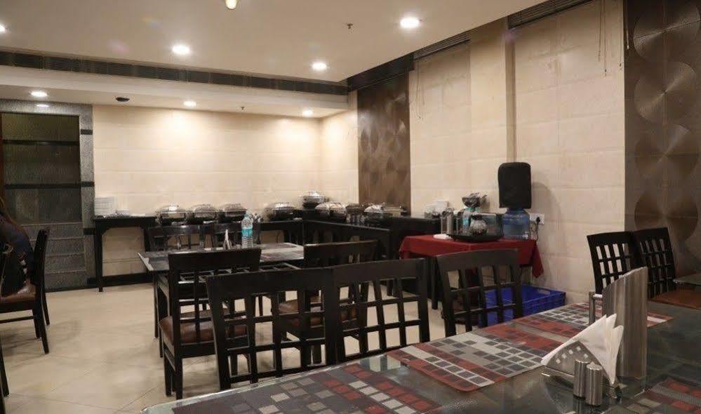Hotel Chirag Residency Nueva Delhi Exterior foto