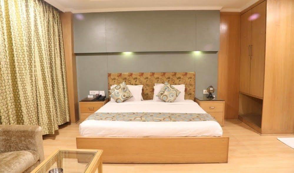 Hotel Chirag Residency Nueva Delhi Exterior foto