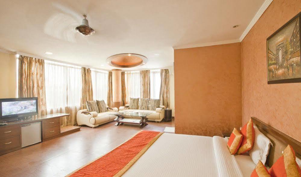 Hotel Chirag Residency Nueva Delhi Exterior foto