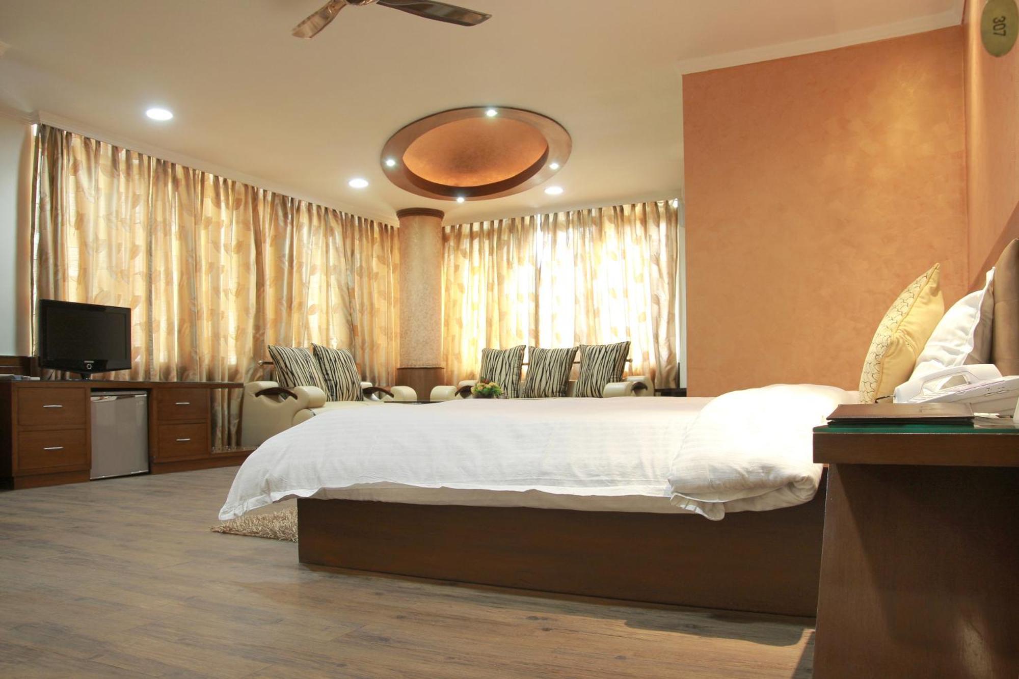 Hotel Chirag Residency Nueva Delhi Exterior foto